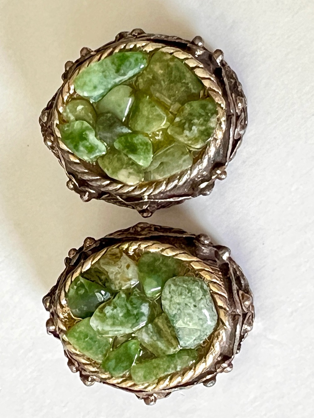 Vintage 1970s Green Jade Chip Crushed Antiqued Gold Tone Clip-On Earrings MCM - Picture 4 of 5